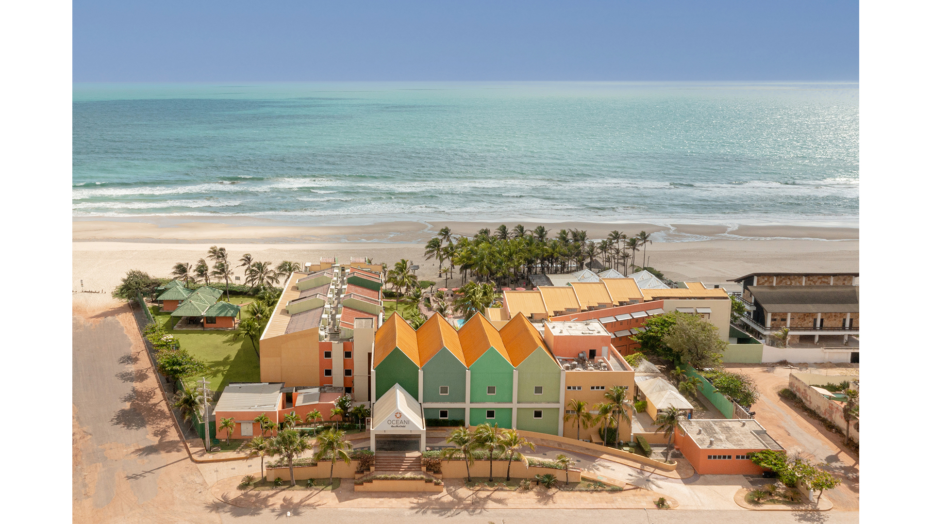 O Oceani Beach Park Resort tem total acesso à praia e os hóspedes podem aproveitar a vista paradisíaca do Porto das Dunas