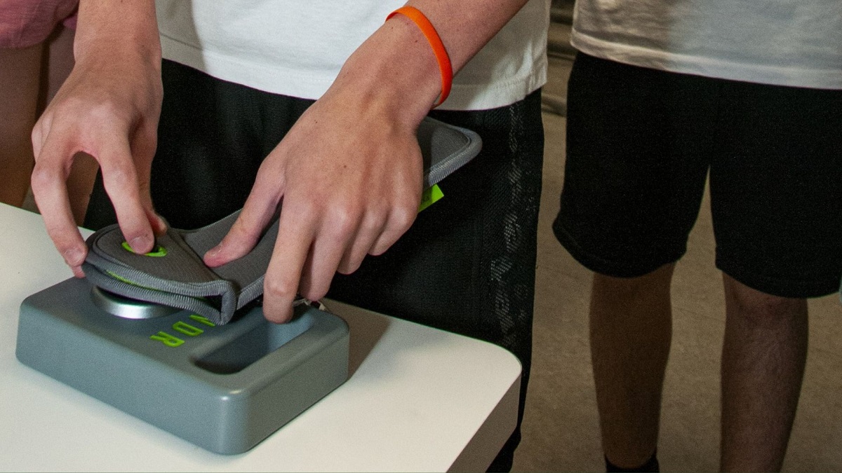 Alunos da escola Alef Peretz receberam estojo chamado Yondr para trancar celulares durante o período das aulas.