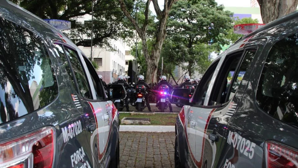 Cerca de 500 detentos beneficiados pela "saidinha" temporária são reconduzidos pela Polícia Militar para as penitenciárias.