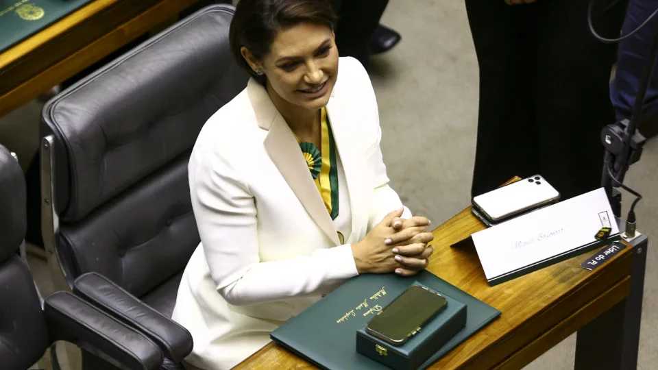 Psol tenta barrar homenagem à Michelle Bolsonaro no Theatro Municipal de São Paulo.