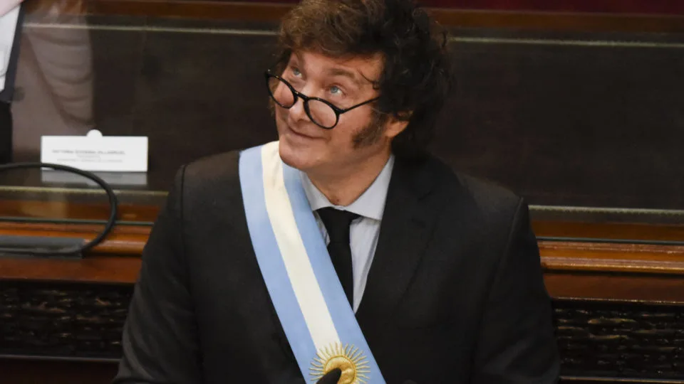 Javier Milei durante discurso na Câmara dos Deputados da Argentina: 100 dias de confronto e ajustes