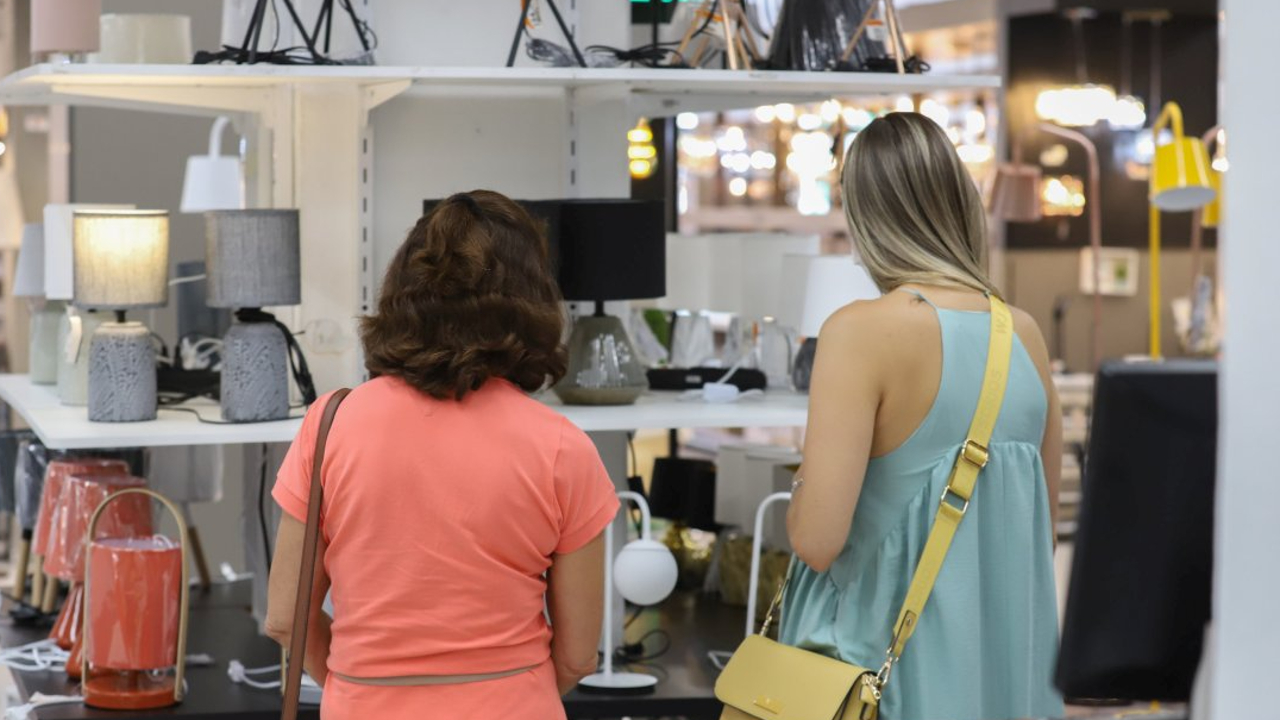 Vendas do comércio cresceram 6,1% no primeiro bimestre em relação a igual período de 2023, segundo o IBGE.