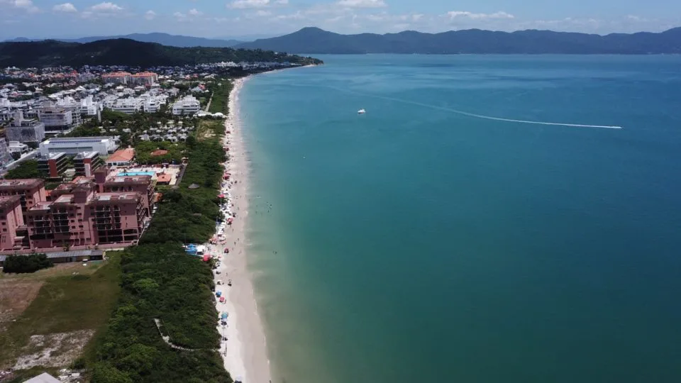 Imagem aérea mostra como estava a praia de Jurerê (SC) antes da obra.