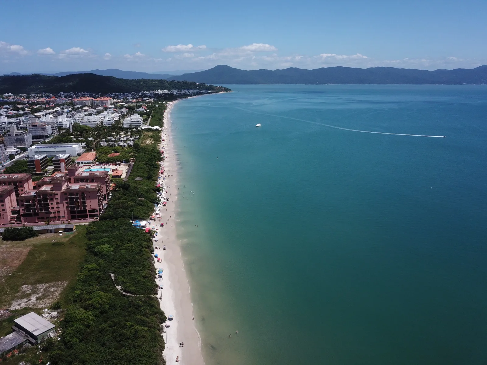 Imagem aérea mostra como estava a praia de Jurerê (SC) antes da obra.