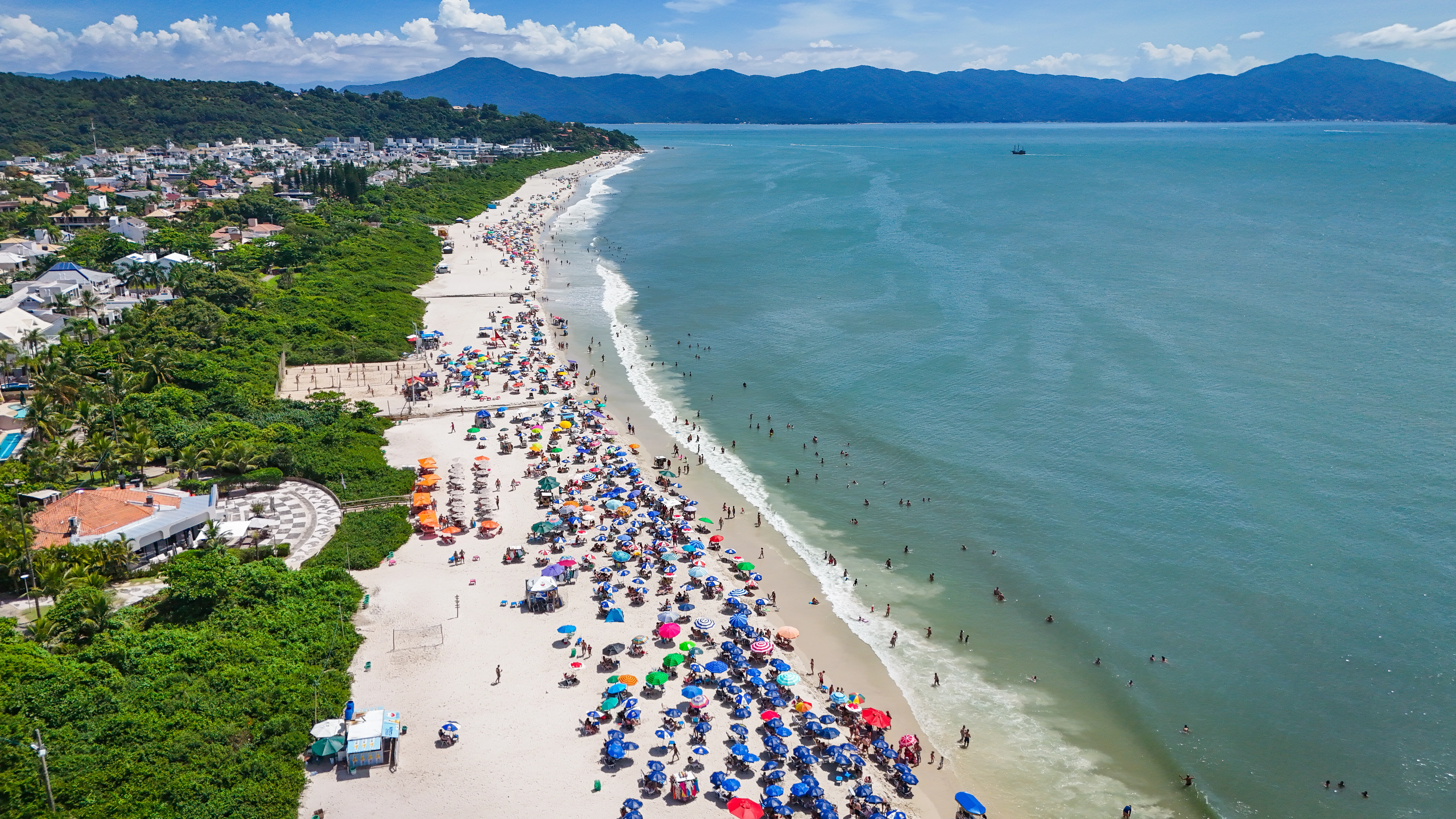 Imagem mostra como ficou a faixa de areia de Jurerê após a intervenção.