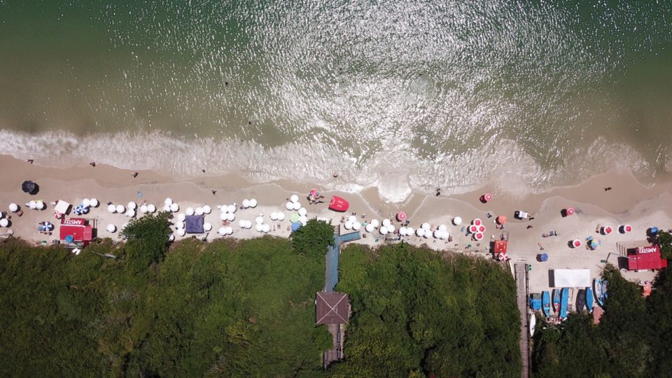 Partes da praia tinham pouco ou nenhum espaço de faixa de areia.