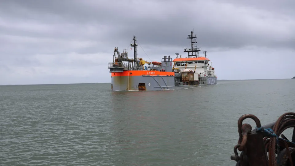 Draga utilizada no trabalho de alargamento da praia em Jurerê.