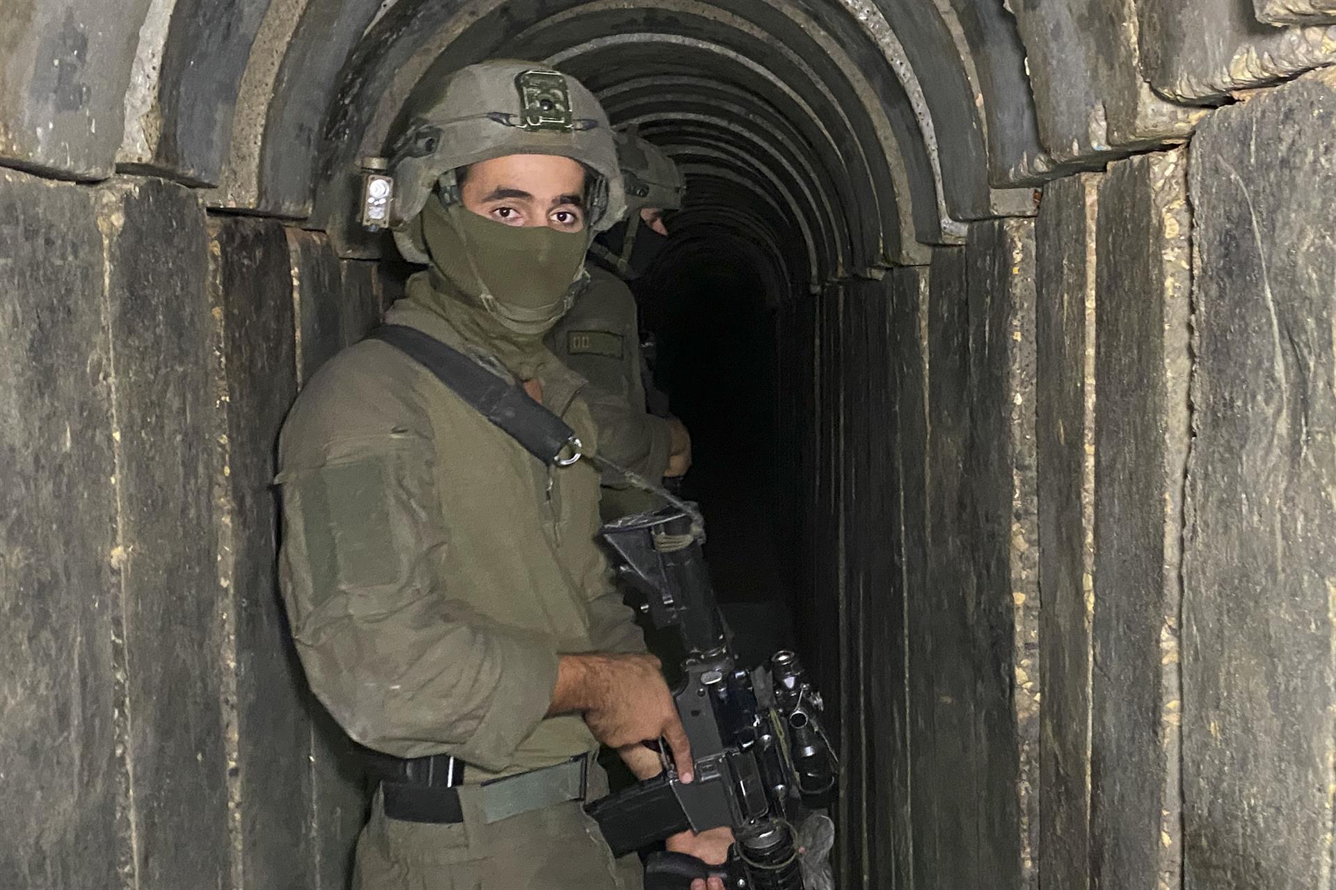 Soldado israelense em operação em um túnel nas imediações do Hospital Al Shifa, novembro de 2023.