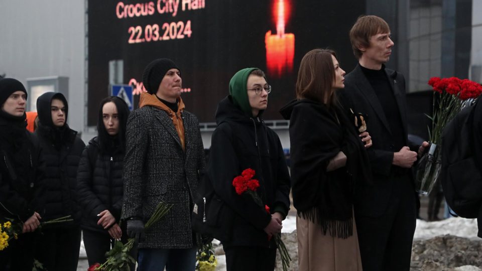 Pessoas levam flores ao Crocus City Hall, onde um ataque terrorista foi realizado pelo Estado Islâmico, em Krasnogorsk, nos arredores de Moscou, Rússia. A Rússia iniciou um dia de luto nacional pelas vítimas do ataque