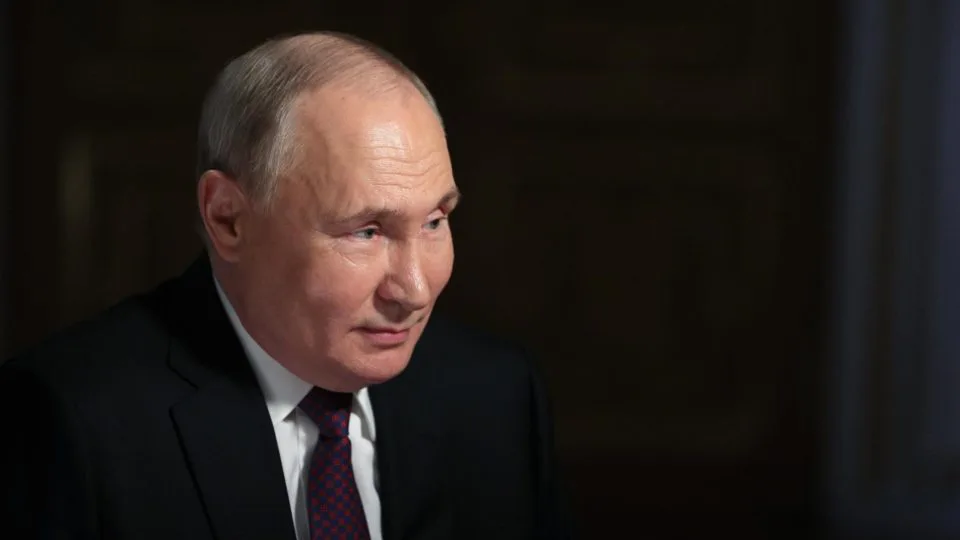 O ditador russo, Vladimir Putin, participa de uma entrevista com o diretor-geral do Rossiya Segodnya International Media Group, Dmitry Kiselev, no Kremlin, em Moscou, Rússia, 13 de março de 2024.