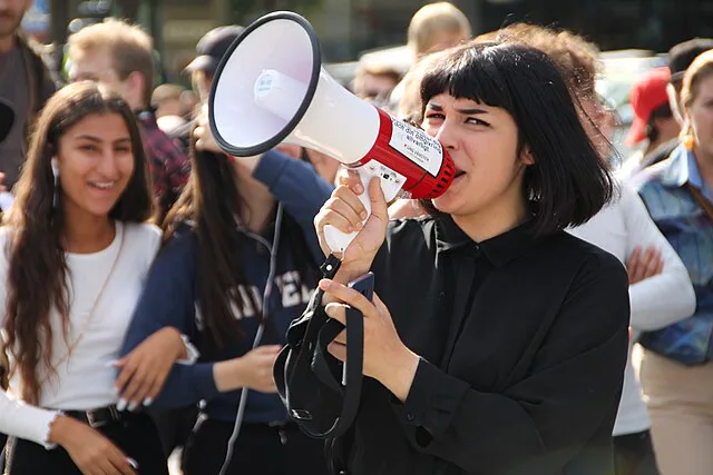 Setor de organizações ativistas financiadas pelo governo do Reino Unido registrou um crescimento de 27% na última década.