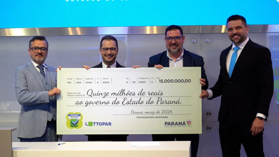 Cheque simbólico de R$ 15 milhões, referentes à outorga pela concessão, foi entregue pela Apostou.com ao governo do Paraná.