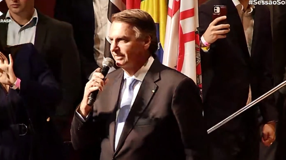 Ex-presidente negou irregularidades em se hospedar na embaixada da Hungria dias depois de ter o passaporte apreendido pela PF.