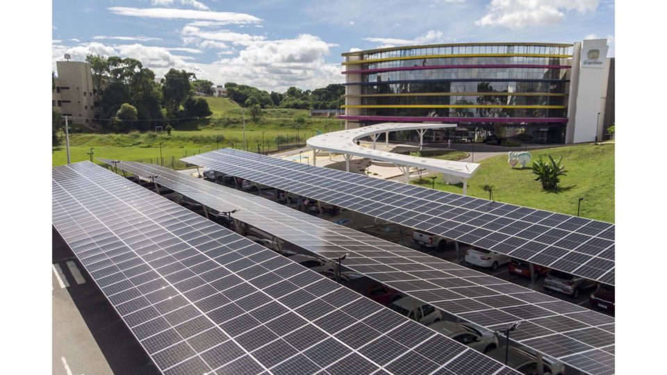 Placas solares no teto do estacionamento do Hospital Erasto Gaertner