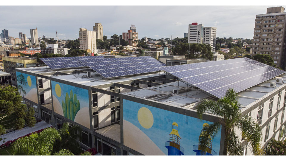 Imagem dos painéis solares que ficam no teto da Prefeitura de Curitiba.