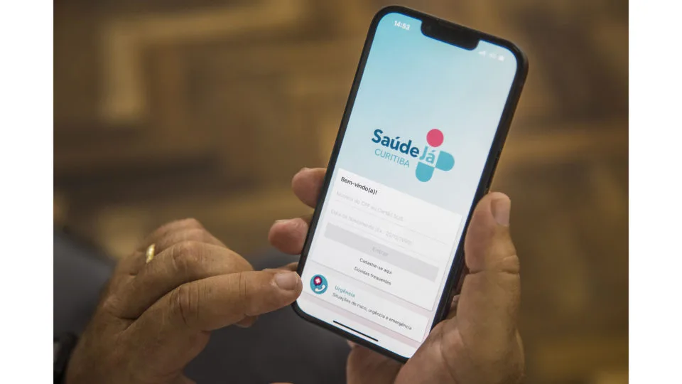 Celular com o aplicativo Saúde Já aberto