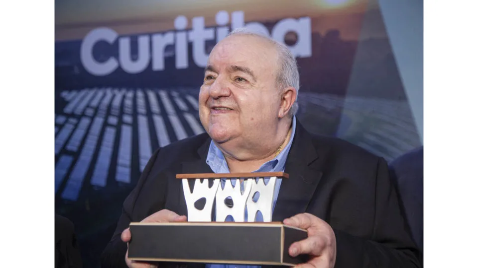 Prefeito Rafael Greca segurando o troféu de Curitiba de cidade mais inteligente do mundo