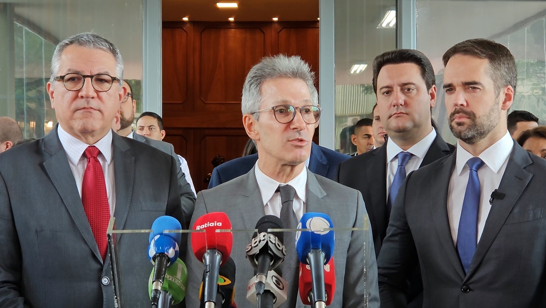 Da esquerda para a direita, o ministro das Relações Institucionais, Alexandre Padilha (PT), o governador de Minas Gerais, Romeu Zema (Novo), e o governador do Rio Grande do Sul, Eduardo Leite (PSDB).