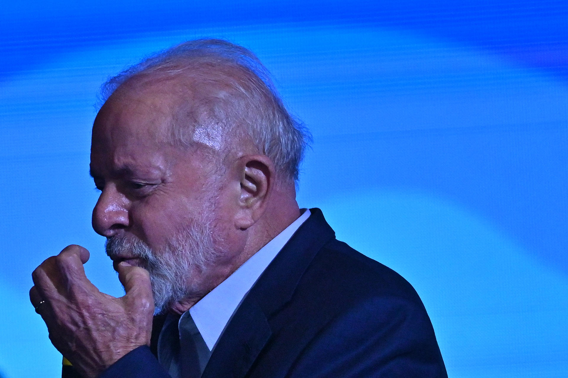 Em apuros com a queda de popularidade, Lula cede com gestos concretos para estabelecer canais de diálogo com militares, ruralistas e líderes do Centrão.