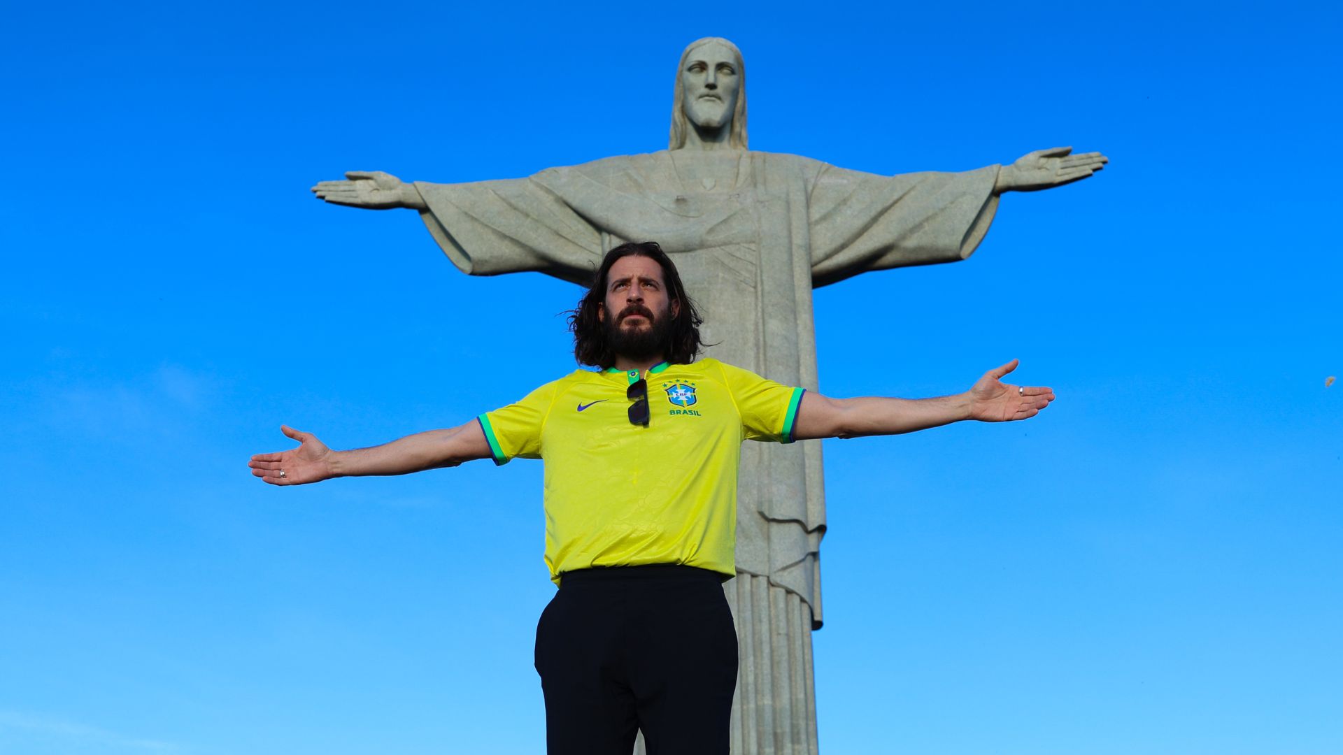 Responsável por viver Jesus em &#8220;The Chosen&#8221;, Jonathan Roumie posa em frente ao Cristo Redentor
