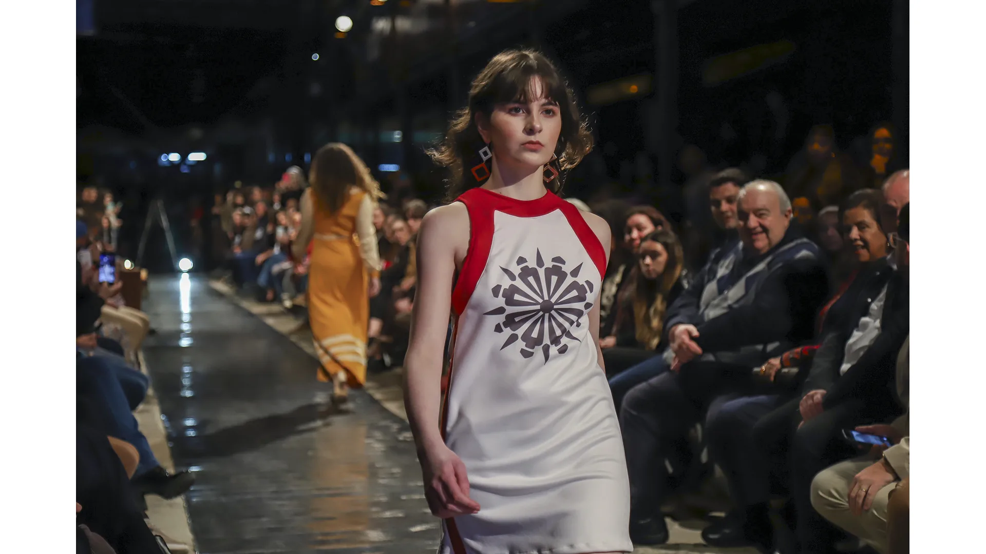 desfile de moda assistido pelo prefeito Rafael Greca