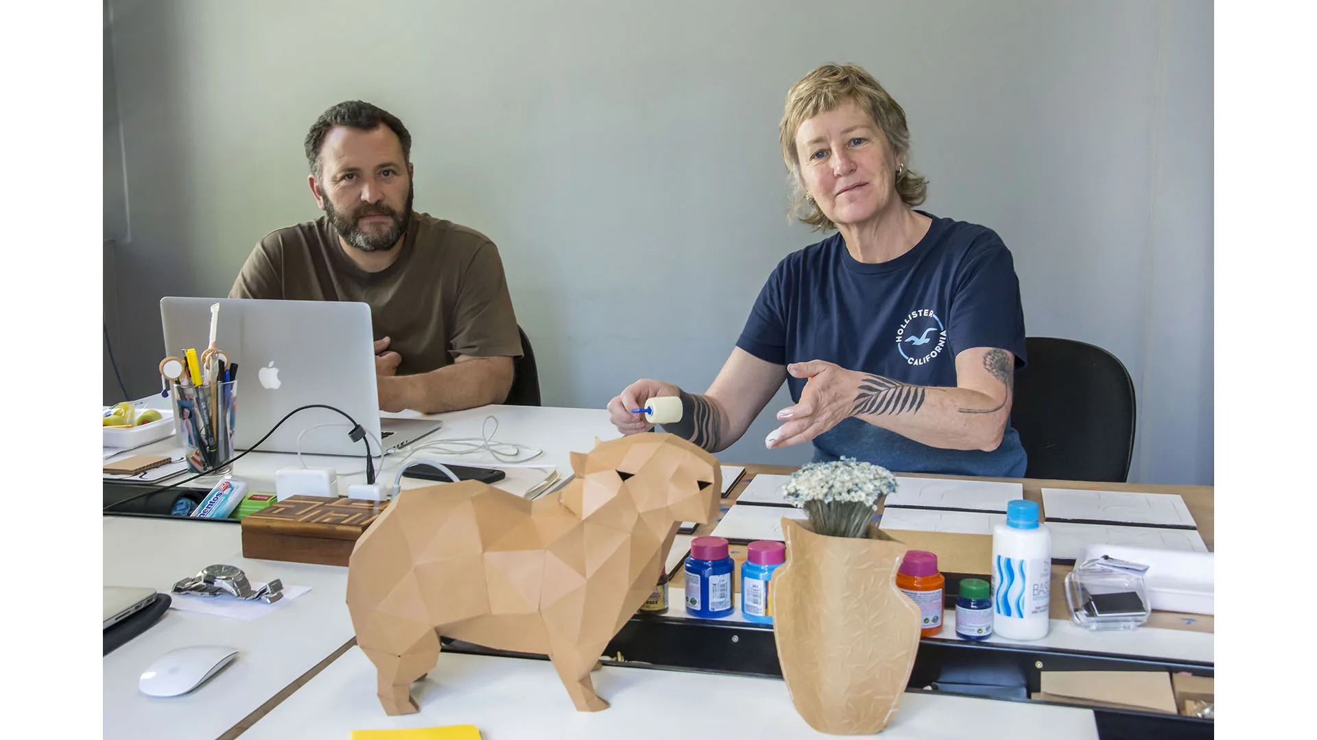 dupla de empreendedores em startup