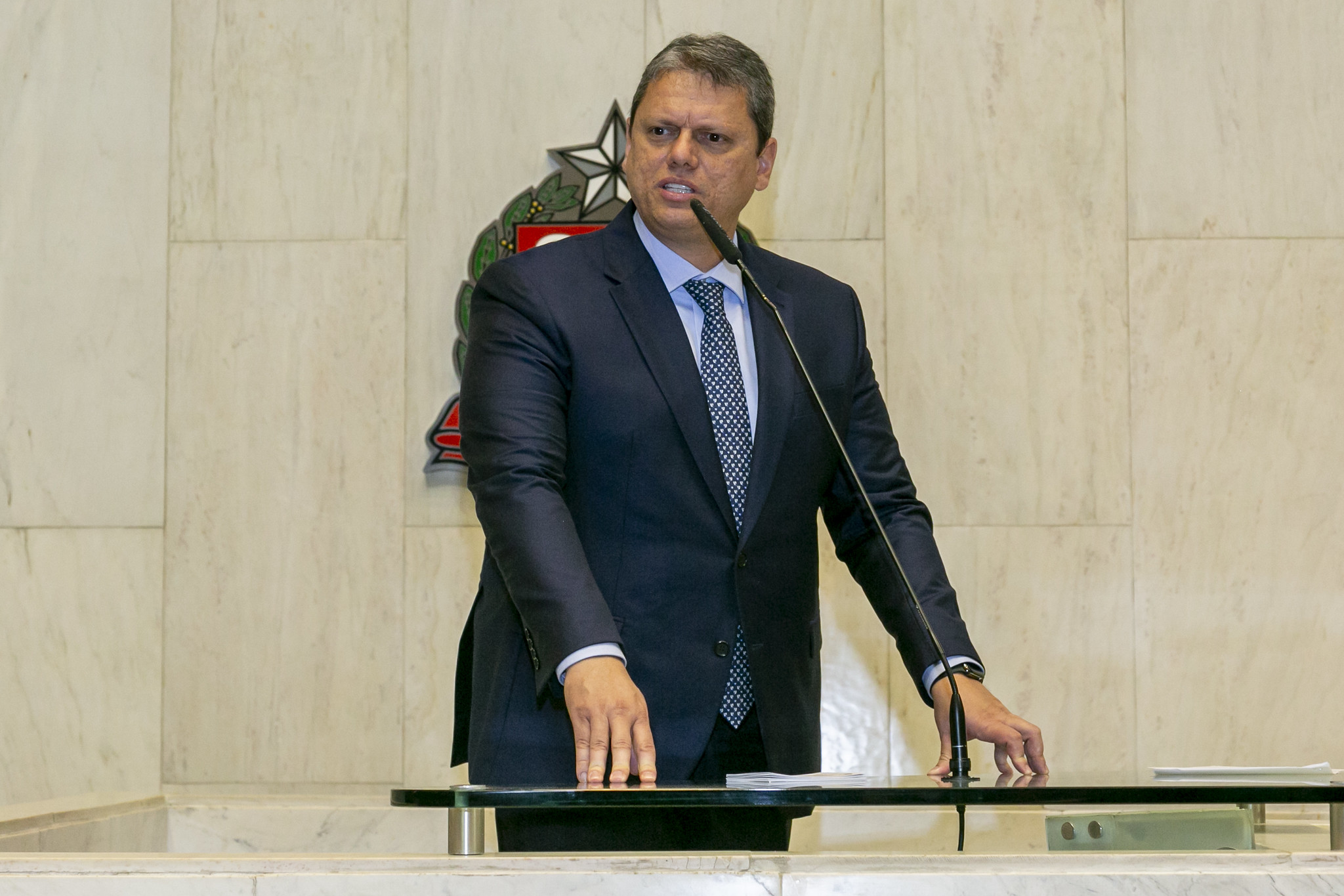 Tarcísio de Freitas (Republicanos) sofre pressão do PL para compor secretarias.