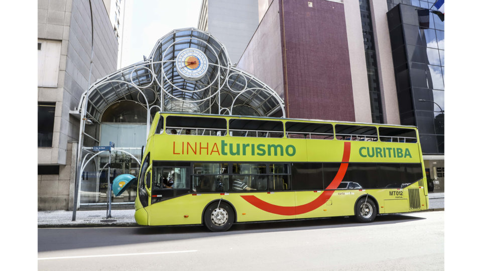 ônibus de turismo em frente ao shopping estação