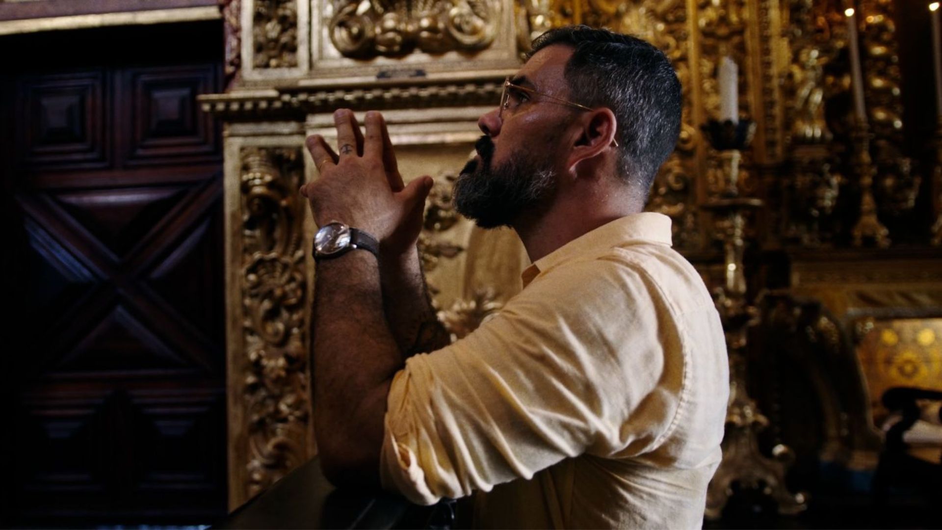 Juliano Cazarré em cena da série documental &#8220;Brasil de Todos os Santos&#8221;