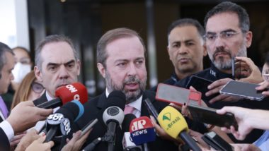 O ministro de Minas e Energia, Alexandre Silveira, assinou ofício que pede investigação da Enel, podendo levar à perda da concessão pela empresa.