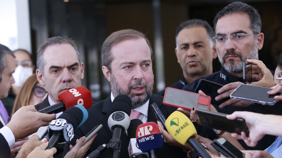 O ministro de Minas e Energia, Alexandre Silveira, assinou ofício que pede investigação da Enel, podendo levar à perda da concessão pela empresa.