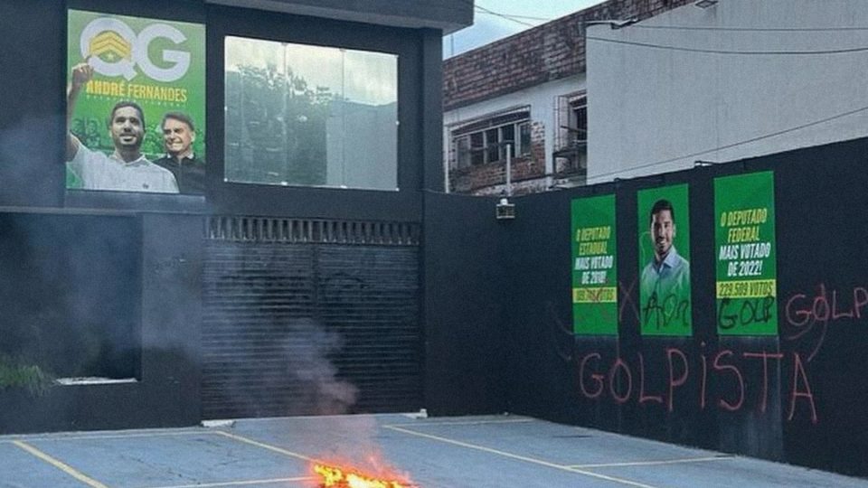 Imagens do ato de vandalismo no QG do André Fernandes em Fortaleza.