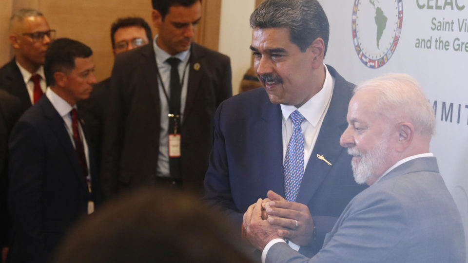 O ditador da Venezuela, Nicolás Maduro, ao lado do presidente Luiz Inácio Lula da Silva, durante a VIII Cúpula da Comunidade de Estados Latinoamericanos e Caribenhos (Celac), em S. Vicente e Granadinas, no dia 1º de março de 2024