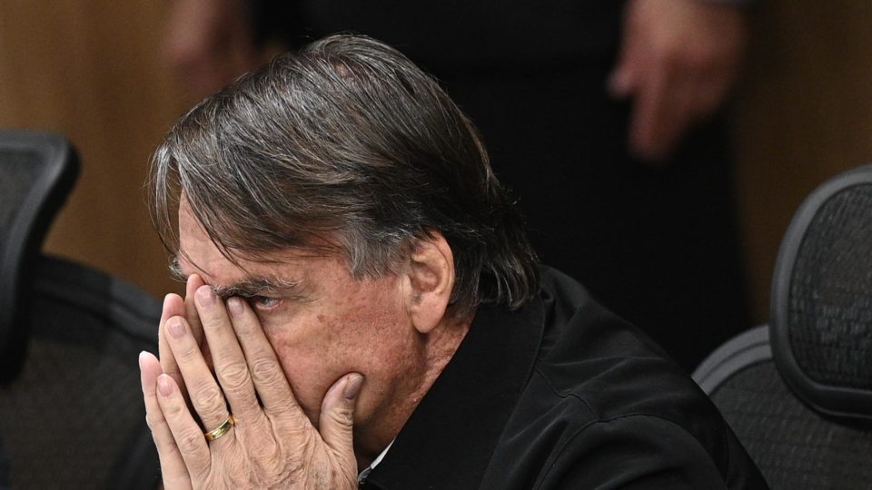 Entre o soluço de Bolsonaro, o STF e os tropeços do português