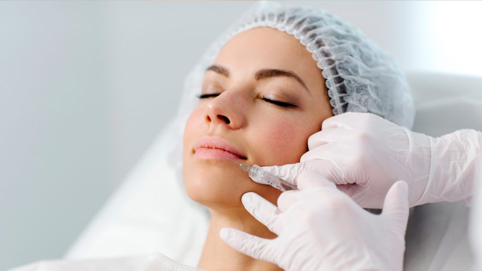 Geralmente é aplicado ácido hialurônico no procedimento labial, por ser uma substância biocompatível.