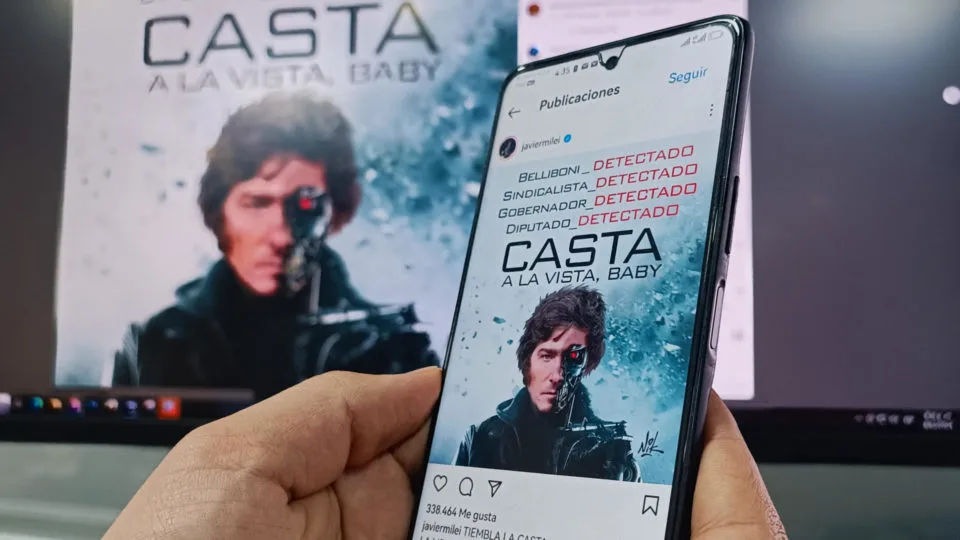 Fotografia de arquivo datada de 8 de fevereiro de 2024 mostra um usuário revisando uma publicação no perfil do Instagram do presidente da Argentina, Javier Milei, em Bogotá (Colômbia).