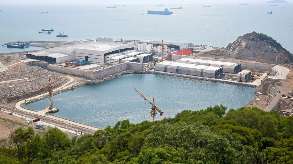Tubos de túnel que são movidos da fábrica para uma doca seca, vedados e abaixados gradualmente para atingir o nível do mar.
