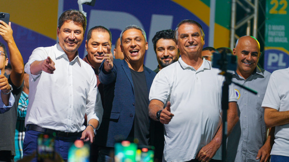 O deputado federal Gustavo Gayer (PL-GO) ao lado do ex-presidente Jair Bolsonaro, que confirmou apoio a sua pré-candidatura à prefeitura de Goiânia