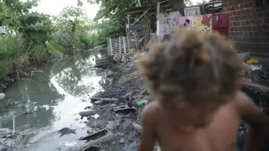 Enquanto em algumas capitais brasileiras o acesso à rede de esgoto é universalizado, em outras este serviço está disponível para apenas 5% da população.