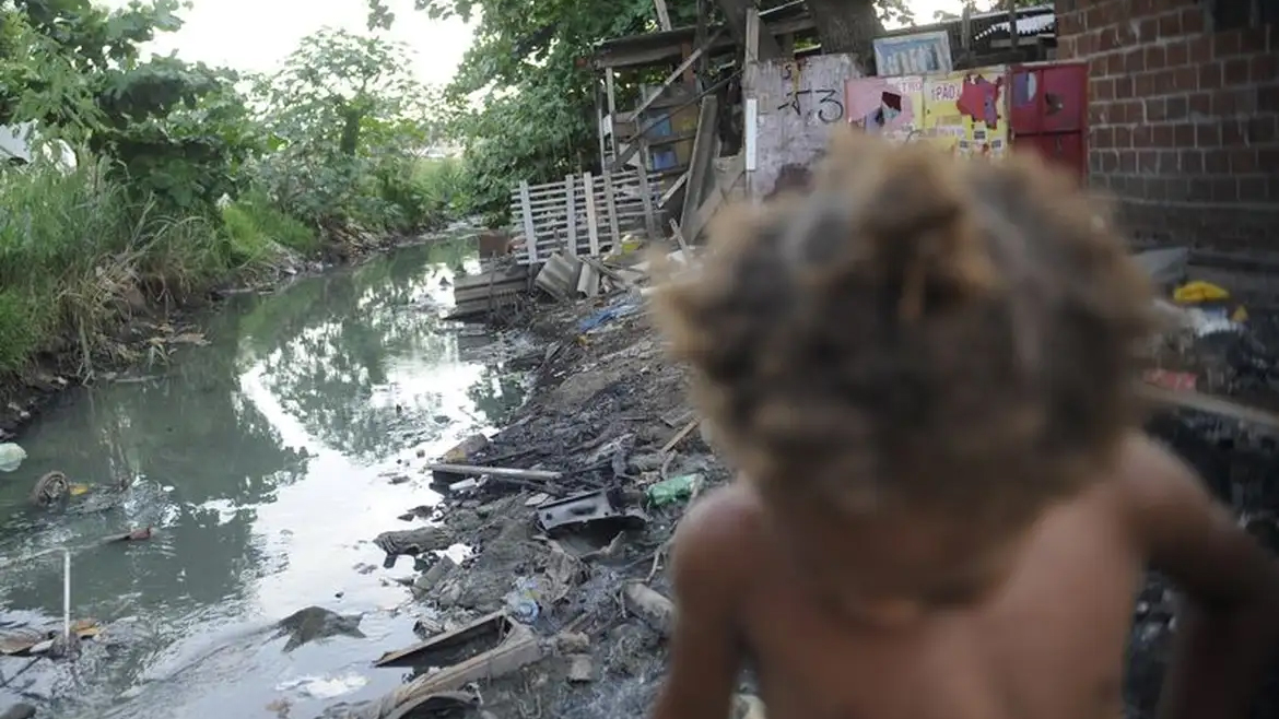 Enquanto em algumas capitais brasileiras o acesso à rede de esgoto é universalizado, em outras este serviço está disponível para apenas 5% da população.
