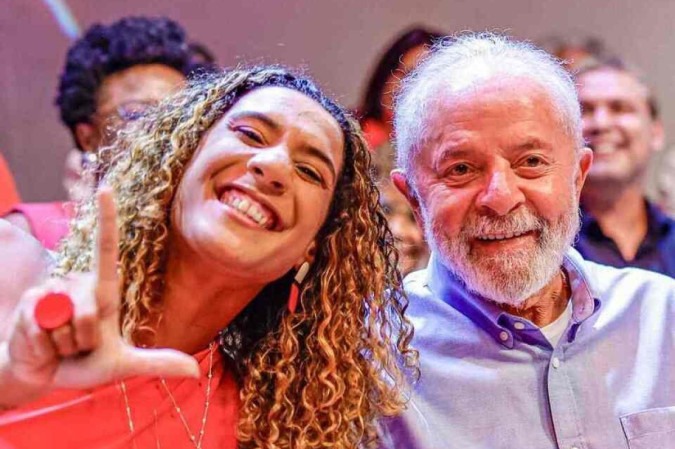 Anielle faz o L em evento de filiação ao PT, no Rio de Janeiro.
