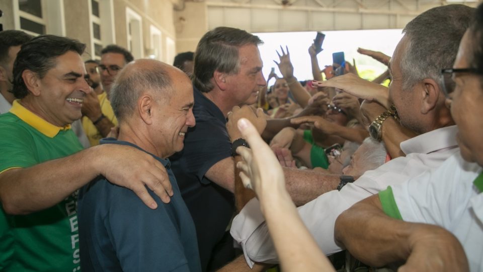 O ex-presidente Jair Bolsonaro (PL) é recepcionado no aeroporto de Uberaba, em Minas Gerais.