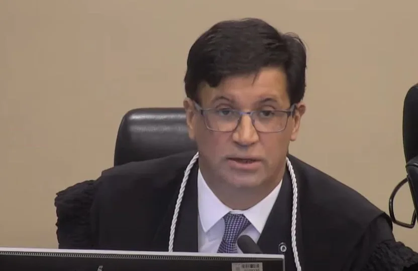 O desembargador eleitoral Guilherme Denz durante julgamento de Sergio Moro no TRE-PR, nesta segunda-feira (8)