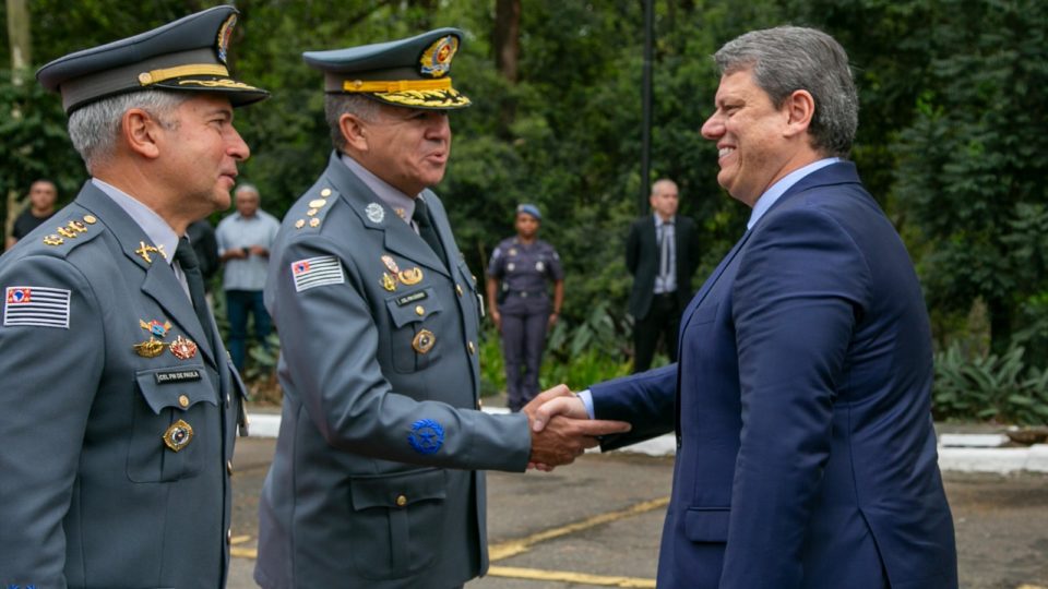 Tarcísio de Freitas (Republicanos) cumprimenta o comandante-geral da PM, coronel Cássio de Freitas.
