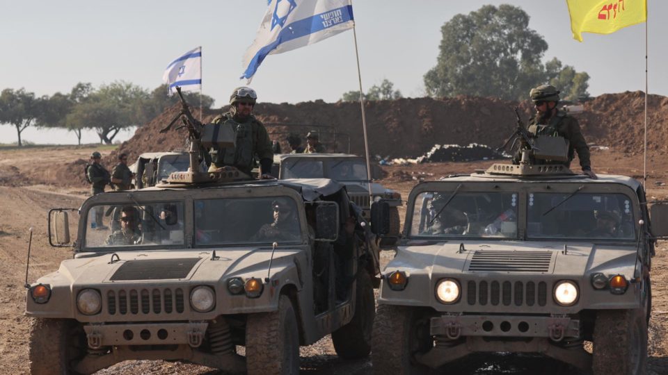 Soldados israelenses patrulham a fronteira de Gaza.