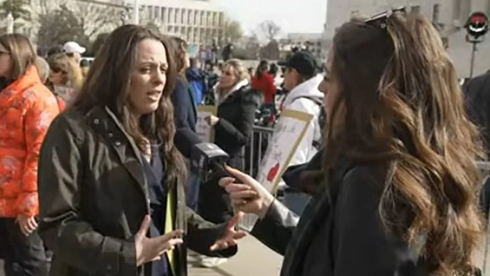 Elizabeth Gillette, à esquerda, conta sua história à repórter do Daily Signal