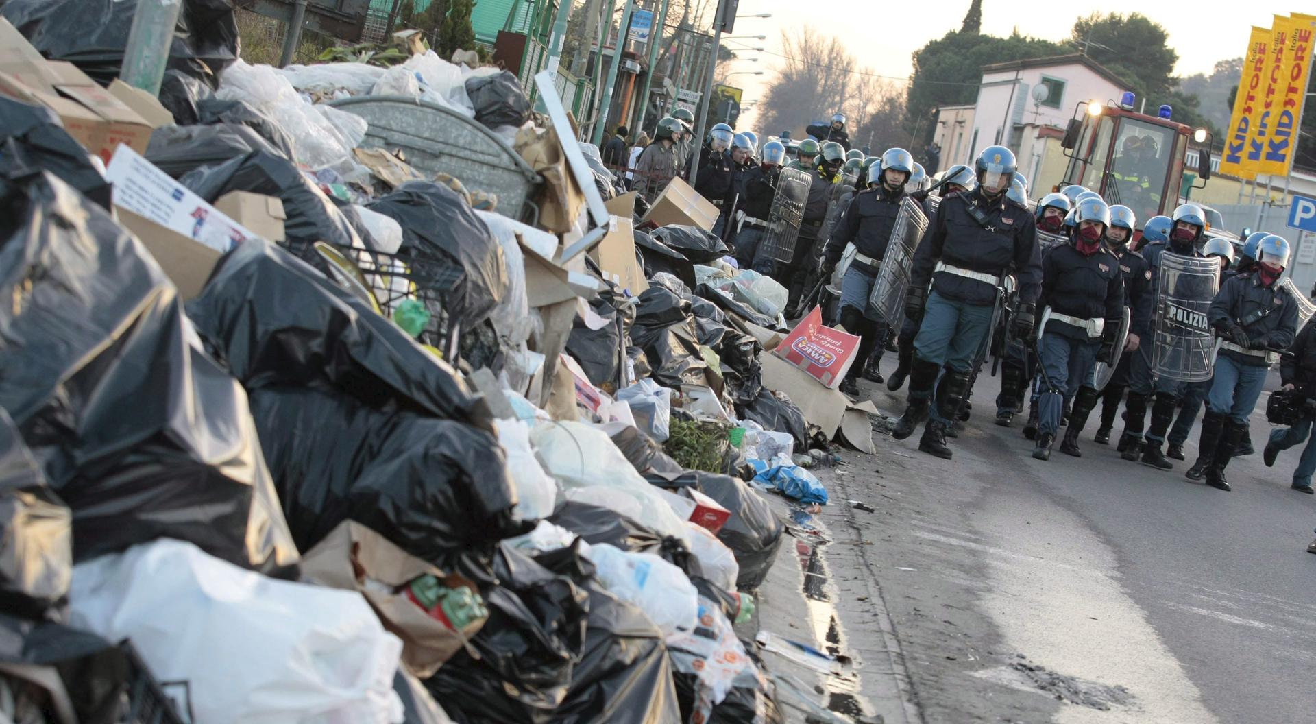 Paralisação da coleta dominada pela máfia napolitana provocou a “crise do lixo” na Itália