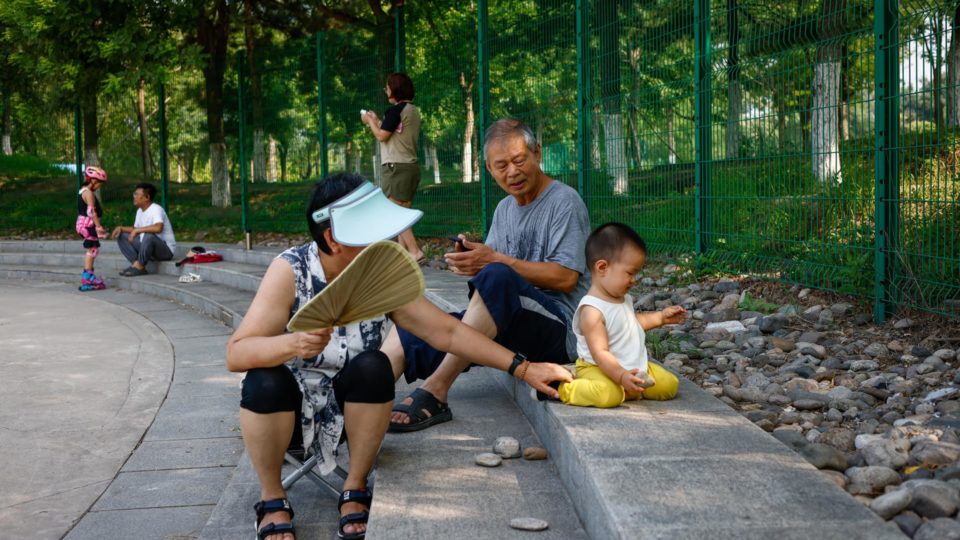 Casal de idosos cuida de bebê em um parque de Pequim, na China, em imagem registrada no dia 16 de agosto de 2023