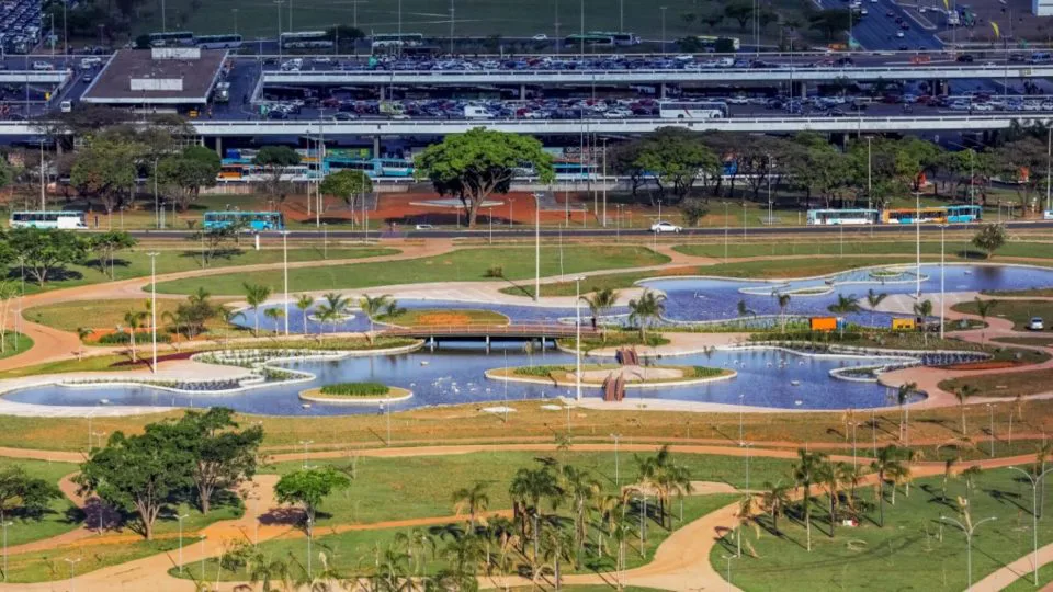 Dez anos depois, Jardim Burle Marx é inaugurado em Brasília.