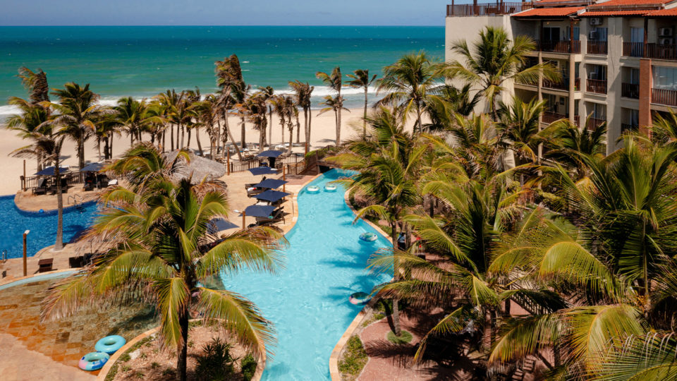 O Acqua Beach Resort possui piscina de borda infinita e acesso exclusivo ao Aqua Park.